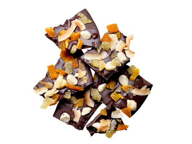 Schokoladenriegel mit Kokosnuss, Mango und Macadamianüssen