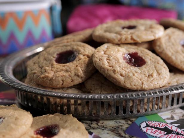 Wie man Erdnussbutterkekse mit Marmelade zubereitet