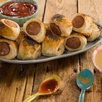 Würstchen im Blätterteig mit Ketchup und Senf