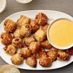 Brezel-Wurstbrötchen mit Käse-Dip-Sauce