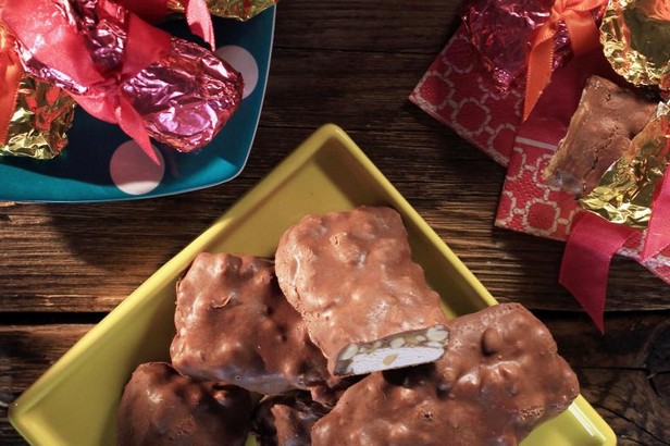 Hausgemachte Schokoladenriegel mit Nougat und karamellisierten Erdnüssen