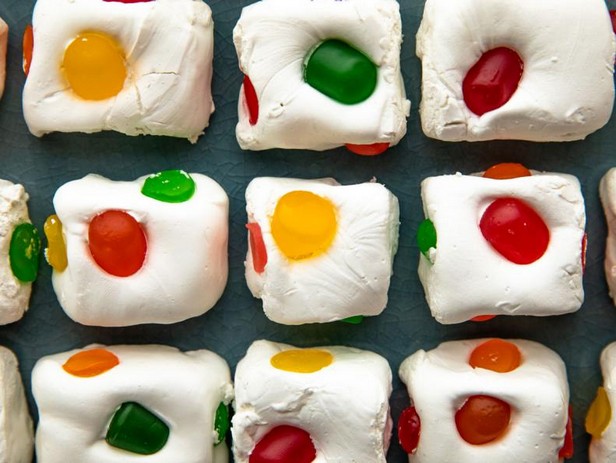 Hausgemachte Süßigkeiten mit weißem Nougat "Samotsvety"