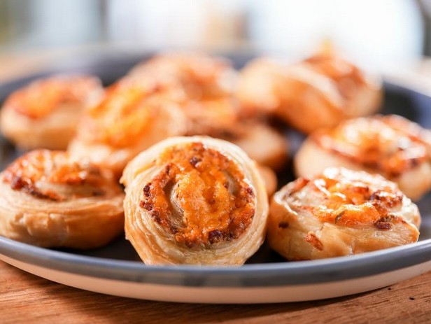 Pinwheels mit Speck und Cheddar