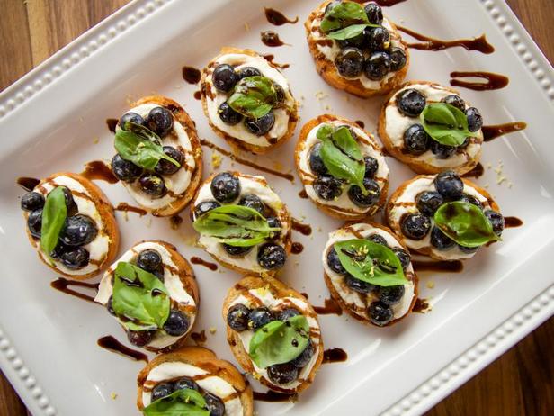 Wie man Bruschetta mit Zitronenricotta und Blaubeeren zubereitet
