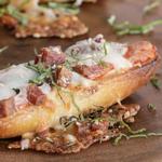 Bruschetta mit Wurst und Tomaten aus dem Ofen