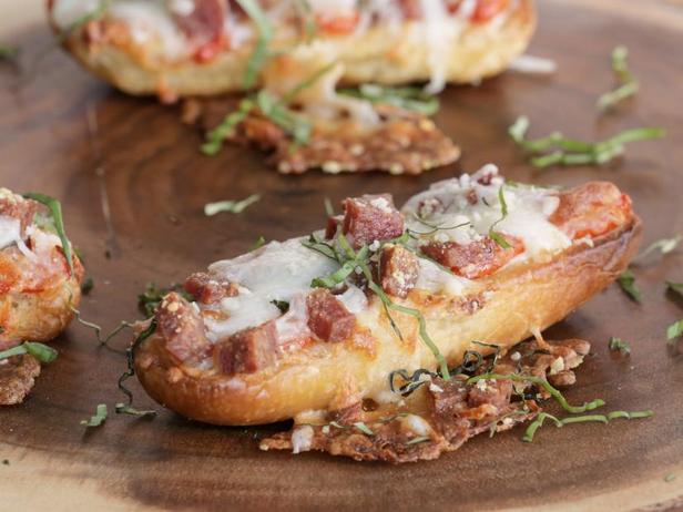Wie man Bruschetta mit Wurst und Tomaten im Ofen zubereitet