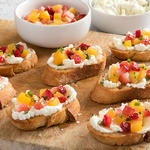 Bruschetta mit Ziegenkäse und Pfirsichen