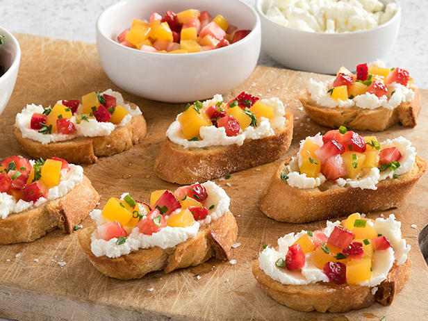 Wie man Bruschetta mit Ziegenkäse und Pfirsich zubereitet