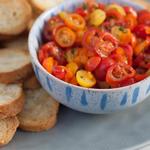 Bruschetta mit Tomaten, Paprika und Thymian