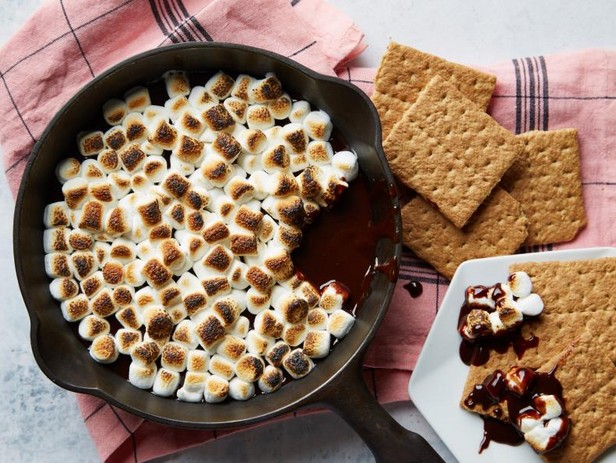 Schokoladen-S'mores-Sauce mit Graham-Crackern
