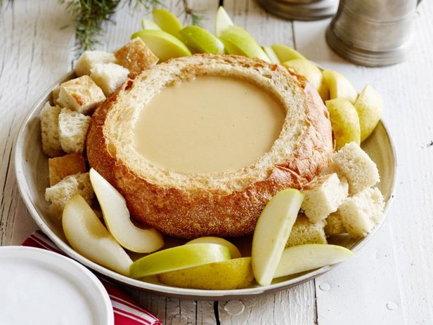 Käse- und Bierfondue im Brottopf