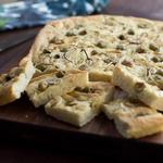 Focaccia mit Rosmarin und Oliven