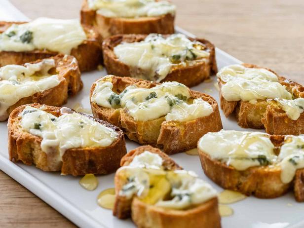 Wie man Bruschetta mit Gorgonzola und Honig zubereitet