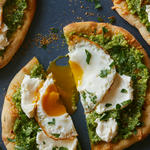Frühstückspizza mit Spiegelei, Ricotta und Pesto
