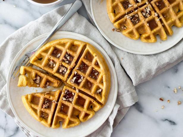Wie man Kürbispüree-Waffeln im elektrischen Waffeleisen zubereitet