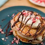 Pfannkuchen mit Sahne und Schokoladensoße