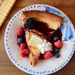 Dutch Baby Pfannkuchen mit Blaubeersirup