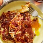 Pfannkuchen gefüllt mit Wurst und Käse in der Pfanne