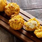 Maismuffins mit sonnengetrockneten Tomaten