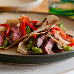Mexikanische Fajita mit Gemüse, mariniertem Rindfleisch und Guacamole-Sauce