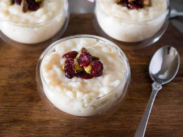 Zubereitung – Milchreis mit weißer Schokolade, Mandeln und Kirschen