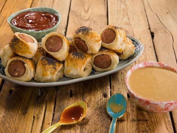 نقانق ملفوفة بعجينة الباف باستري مع الكاتشب والخردل