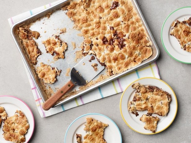 Gebackenes Marshmallow- und Schokoladenkeksdessert