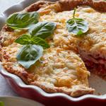 Pizza mit Mozzarella, Zwiebeln und Tomaten