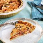 Landpastete mit Schinken, Frischkäse und Tomaten