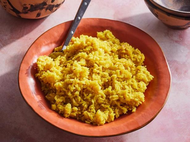 Wie man brasilianischen gelben Reis zubereitet
