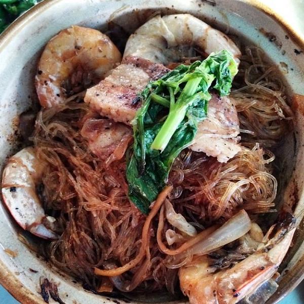 Zubereitung - Kung op wun sen: Glasnudeln mit Garnelen und Schweinebauch in einem Topf mit thailändischer Sauce überbacken.