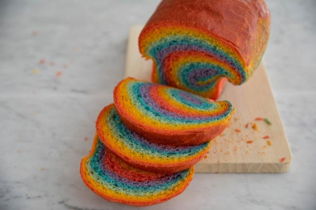 Regenbogenfarbenes Briochebrötchen