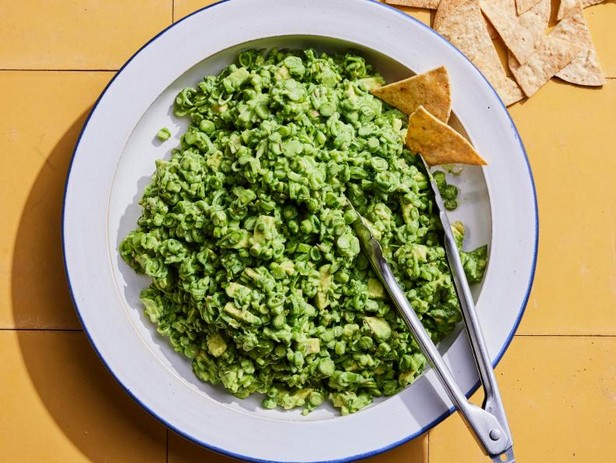 Grüner Vorspeisensalat mit Avocado, Erbsen und Spargel