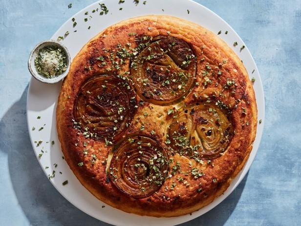 Kartoffel-Upside-Down-Brot mit Sauerrahm und Zwiebeln