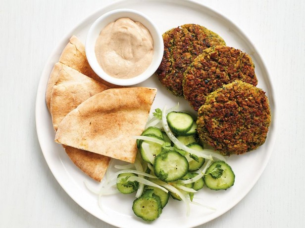 Gebackene Falafel mit Gurken und Tahini