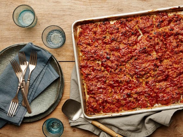 Hackbraten in Glasur auf einem Backblech