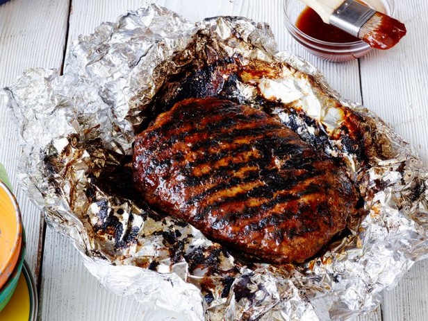 Gegrillter Hackbraten in Folie mit BBQ-Sauce