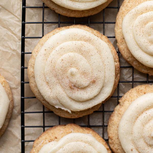 Wie man Snickerdoodle-Kekse mit Frischkäse-Frosting zubereitet