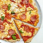 Vollkornpizza mit Salami und Mozzarella