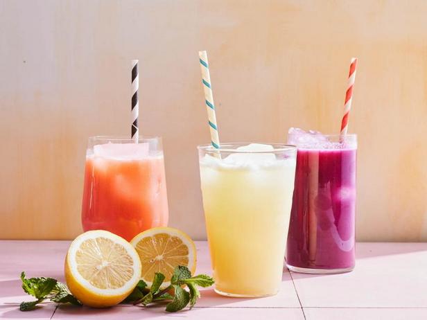 Wie man Limonade aus einer ganzen Zitrone zubereitet