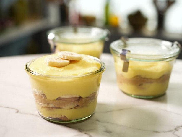 Ein wunderbares Dessert mit Bananen im Glas