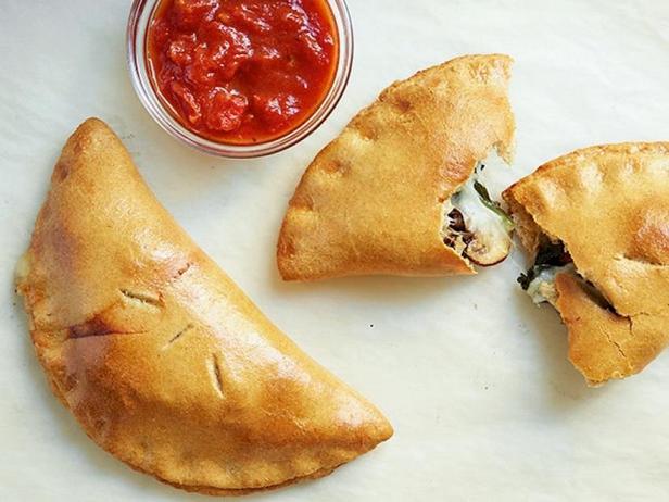 Zubereitung - Vollkorn-Calzone-Pizza mit Rindfleisch, Pilzen und Spinat