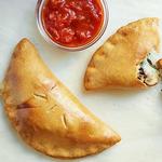 Vollkorn-Calzone-Pizza mit Rindfleisch, Pilzen und Spinat