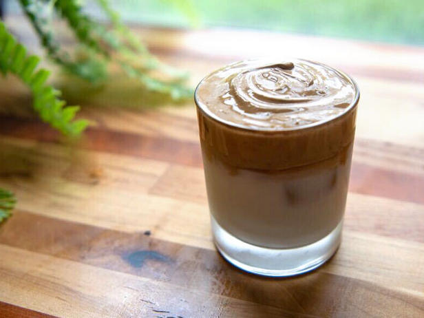 Wie man kalten, aufgeschlagenen Kaffee zubereitet
