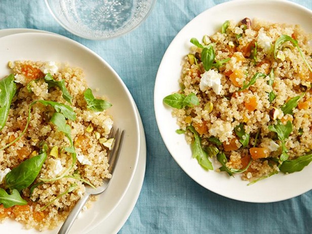 Quinoa-Salat mit getrockneten Aprikosen, Basilikum und Pistazien