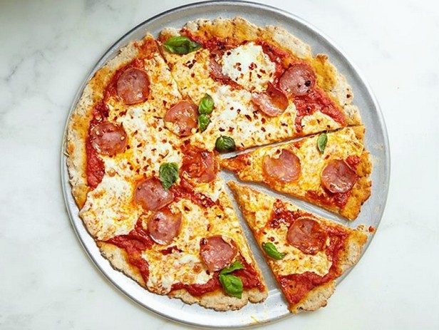 Vollkornpizza mit Salami und Mozzarella