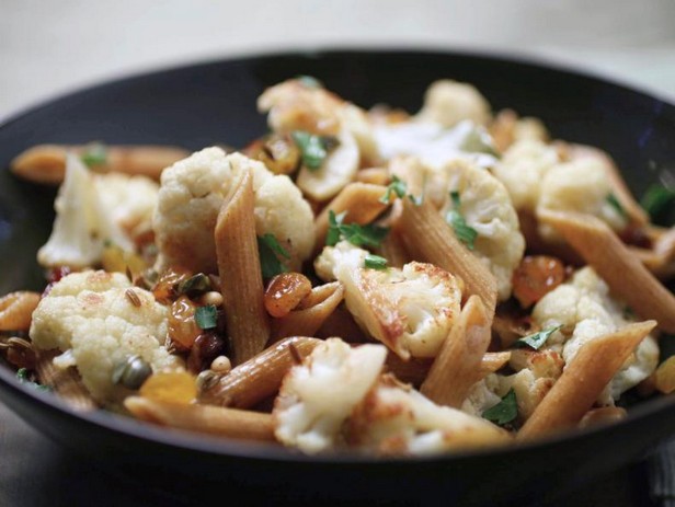 Vollkorn-Penne mit Blumenkohl, Rosinen und Pinienkernen, nach sizilianischer Art