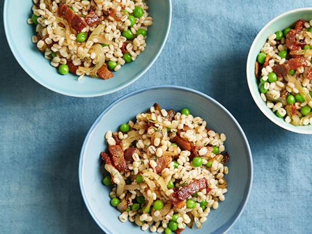 Gerstenbrei mit grünen Erbsen und Speck