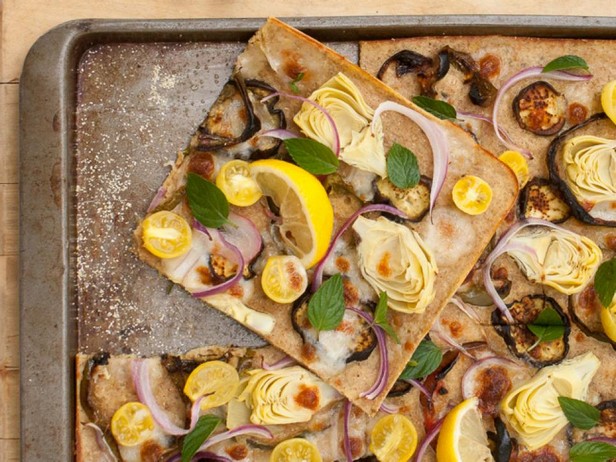 Griechische Pizza mit einem schmelzenden Boden