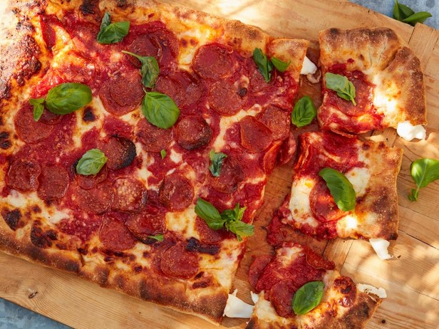 Gegrillter Pizzaboden mit Käsebelag